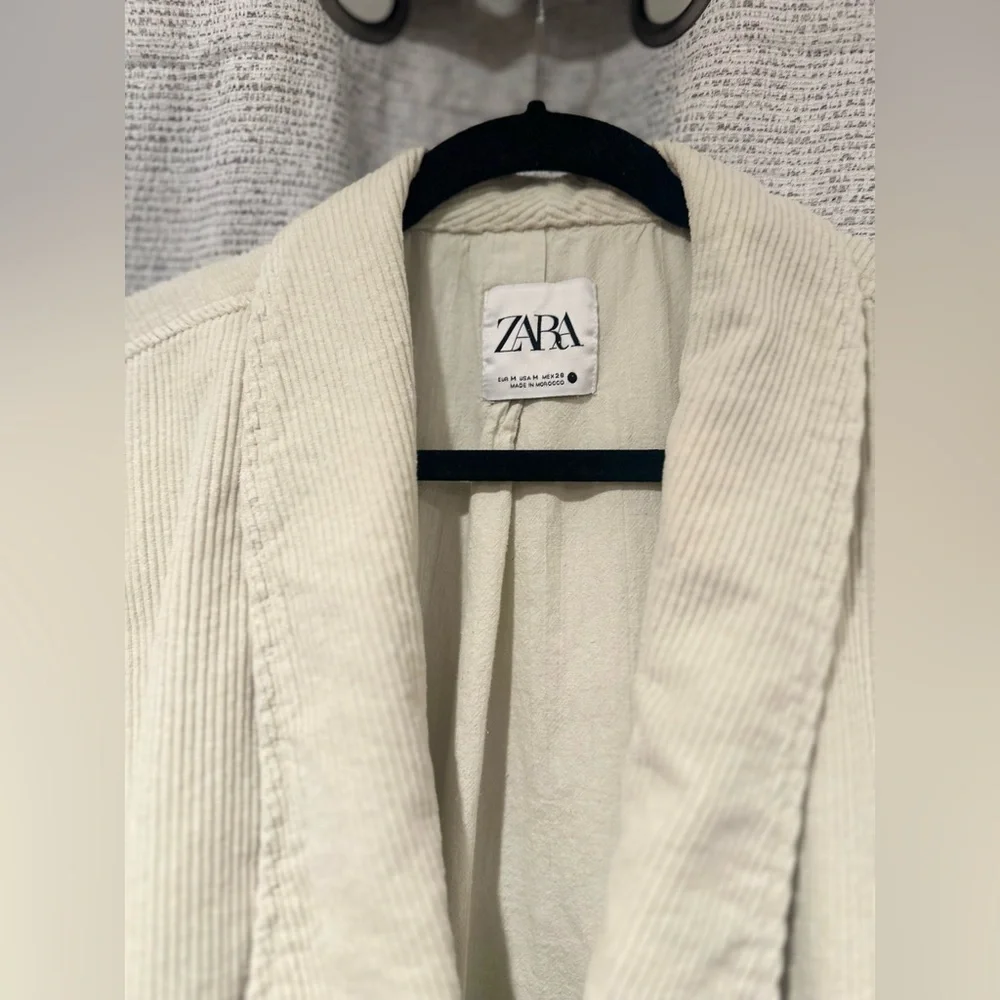 Women’s Zara Oversized Corduroy Blazer Boxy Jacket Ecru Beige Size‎ Medium.